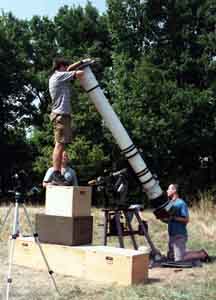 Obsluha velkého dalekohledu v akci (nahoře Michael Prouza, dole David Vondřich).